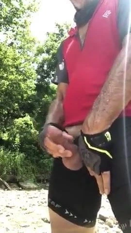 Sergi, bisikletçi, mastürbasyon, halka açık park.