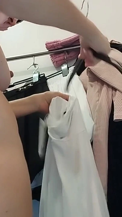 Soyunma odasında seksi esmer, kıllı amcık, büyük göt, büyük memeler | Klip 1