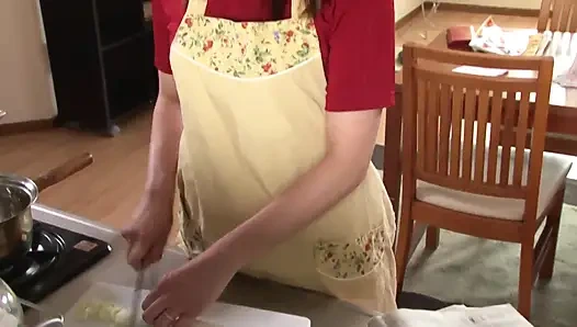 Kocası ihtiyaçlarını tatmin etmiyor, bu yüzden yemek mastürbasyonu yapıyor