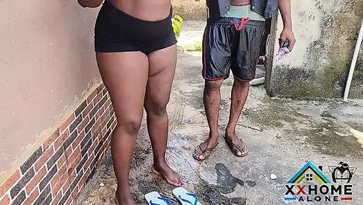 En yaramaz sürtük kraliçe büyük şişman yarakla ateşli domaltarak yüzüne boşaltıyor