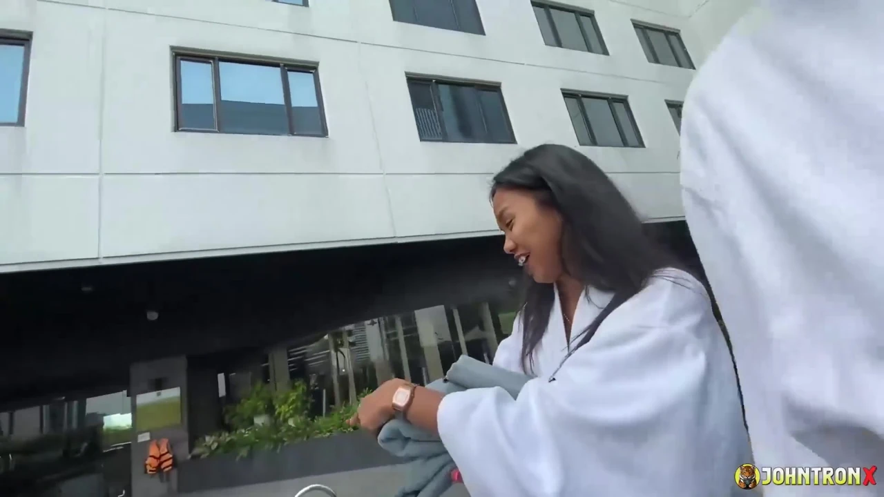 JohnTronX – Underwater fuck with a hot Asian amateur babe