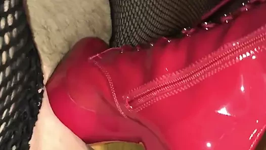 Omg kırmızı çizmeler