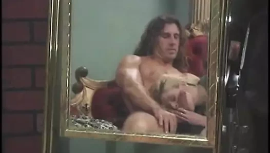 Uzun saçlı rüya teknesi taşakları güzel genç sarışın sürtük aynanın önünde