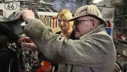 Seksi dövmeli sarışın yerde sert sikişiyor