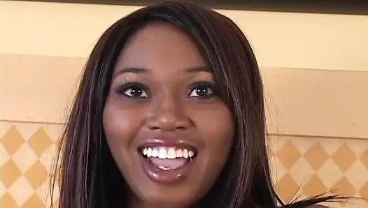 Büyük memeli çarpıcı zenci kız büyük zenci yarağını memnun ediyor