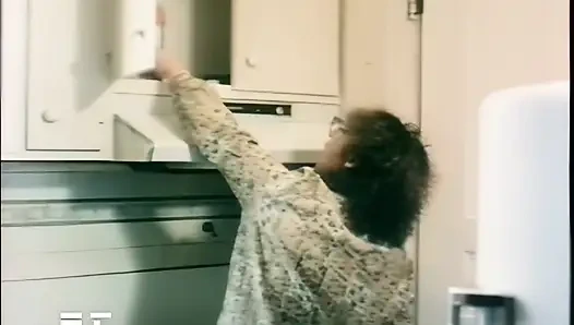 Garson seksi bir müşteriyi sikiyor