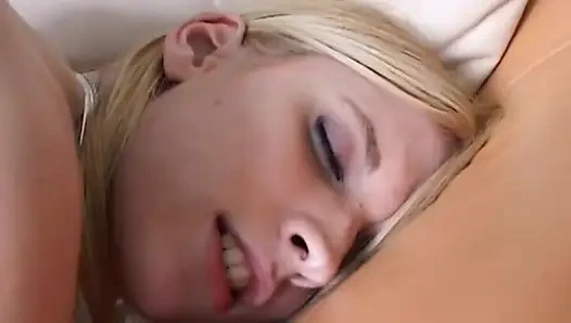 Azgın emekli her iki deliği de parmakla sikiyor