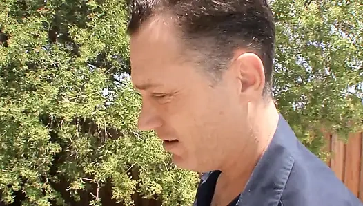 Aldatılan adam güzel genç esmer kadını gerçek bir adamla sürtük olarak yakalıyor