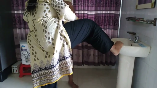 45 yaşındaki komşu teyze saçlarını tararken büyük götünü görerek beni baştan çıkardı - Hintli desi seks (iri güzel kadın)