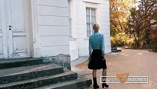 Pis dövmeli orta yaşlı seksi kadın Vicky Hundt bir dev tarafından sikiliyor! Wolf Wagner