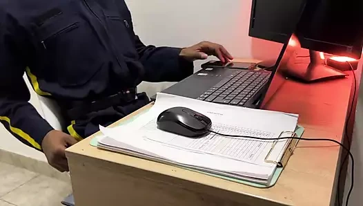 Binamdaki utangaç güvenlik görevlisini bir porno videosu kaydetmeye ikna ediyorum (yanlış gidiyor)