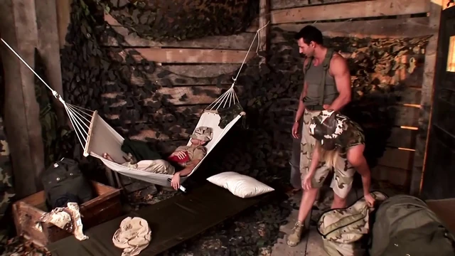 The Camouflage Fuck - Солдаты трахаются с женщиной-солдатом