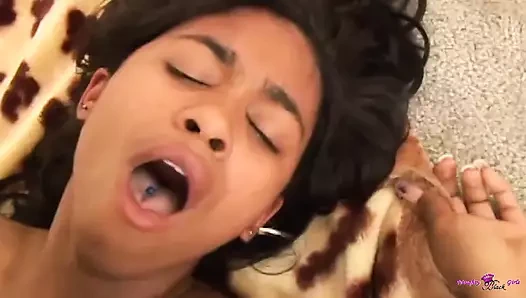 Zenci kız arkadaşının sürpriz ziyareti büyük zenci yarağının onu acımasızca esnetmesiyle bitiyor