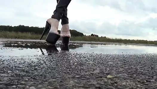 ıslak ayaklar ve ıslak striptizci yüksek topuklu