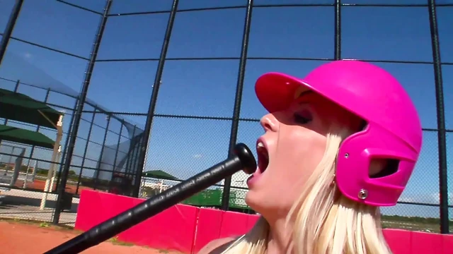 Seksi sarışın büyük bir yarakla sikiliyor ve dölleniyor