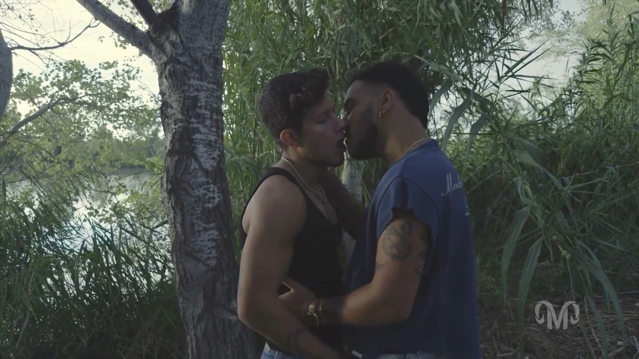 Douglas Smith coge a Thiago Santana en porno gay latino