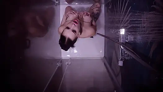 Tesisatçı duşa bir kamera kurdu