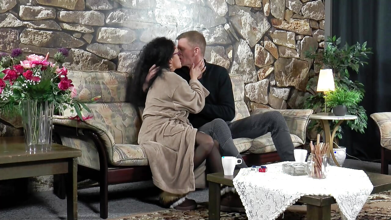 Gırtlağına kadar almayı ve sikişmeyi seven ateşli kızların tam derlemesi