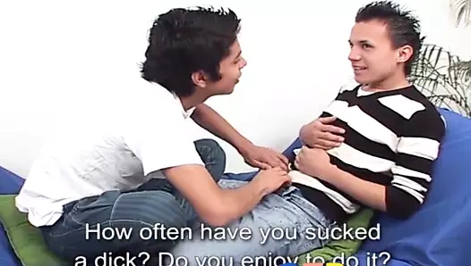 Twink seks eğitmeni Samir roger'a yarak emmeyi gösteriyor