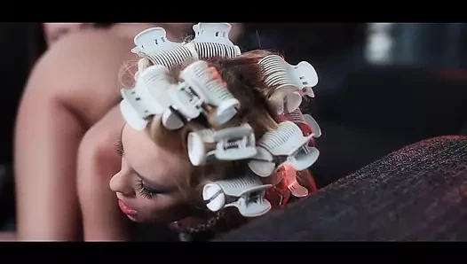 HATUNLAR BÜYÜK BIR DILDOYLA SIKIŞMEDEN ÖNCE ÖPÜŞÜYOR