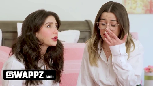 Swappz - üvey kız kardeşler üvey erkek kardeşlerin yarağına dokunma fikriyle iğreniyor, ancak sikişmeyi kabul ediyorlar