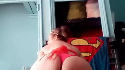 Her pazar seksi şarkıcıyı bikiniyle yaşa