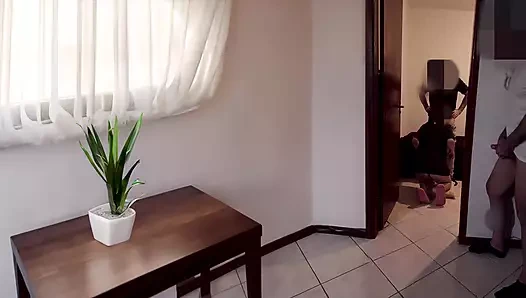 Komşum ve kocam için oral seks sadece izliyor.