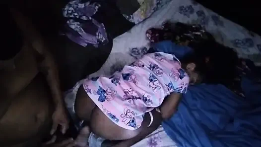 Üvey kızımı hamile bıraktım ve amını ve götünü sikmeye devam ediyorum