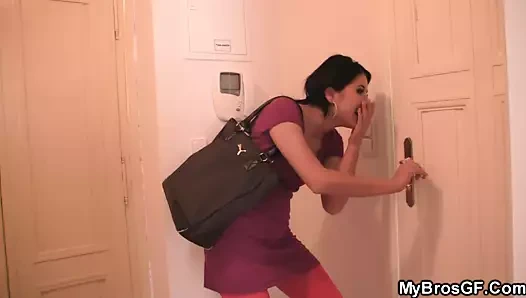 Esmer arkadaşının erkek kardeşini aldatan seks için baştan çıkarır