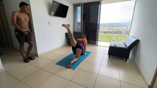 Seksi latin üvey kız kardeşime yoga egzersizlerinde yardım etti, ona çok dokundu ve onun sıkı ve zengin götü için sert sikişiyoruz.