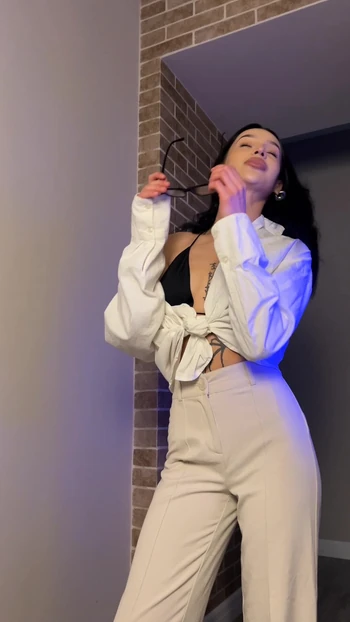 Юную стриптиз лучшего создателя OnlyFans чуть не застукали соблазняющей