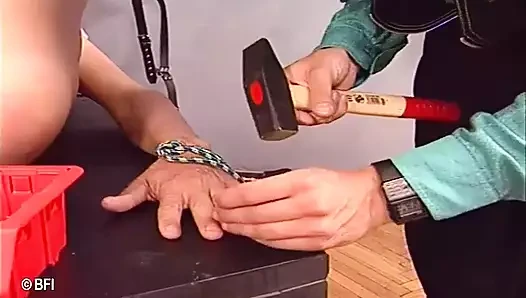 Kölenin içine keskin tırnaklar sokuyor