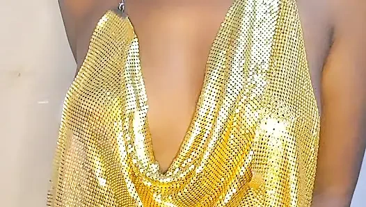 Götünü açıyor ve sert şaplak atıyor ve ıslak amcığını osurtuyor