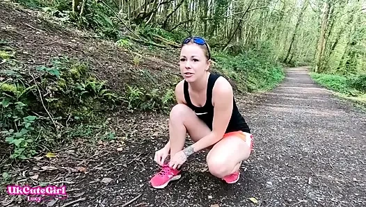 Sen izlerken dışarıda sevişmek zorunda kaldım: çaresizce koşu yapıyor