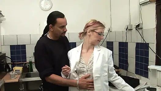 Ateşli Alman kadın mutfakta yarak alıyor