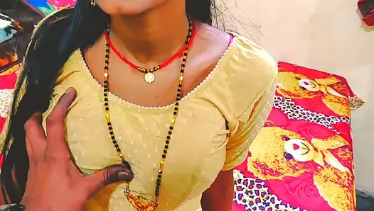 Hintli çift üvey kız kardeşi yatağın altına saklanırken üvey annesiyle yatağı paylaşıyor inHindi Audio