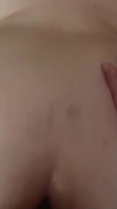 Milf tekrar iyi bir oral seks sonra, anüsünde bir penis alır. | Klip 1