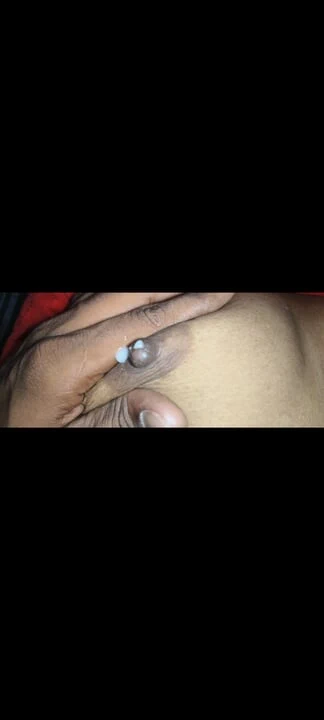 Oğlan ve kız odada romantizm yaşadı ve kızın göğüslerine baskı yapmaya başladı ve sütü serbest bıraktı.