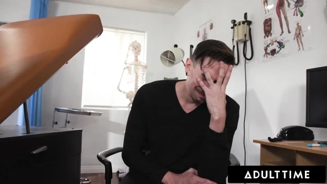 ADULT TIME - Azgın Laney Grey, güçsüz kocası izlerken sapık jinekoloğu onu sert sikmeye teşvik ediyor