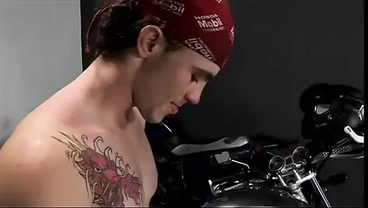 Siyah piliç garajda motorcuya sakso çekiyor