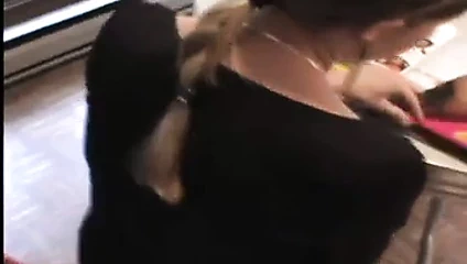 Sevimli kedicik okuma ve onun külot yanıp sönen