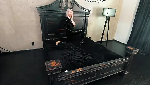 Kauçuk siyah lateks catsuit sahne arkası videosu, uyluk yüksek çizmeler ve parlak fetiş giysiler
