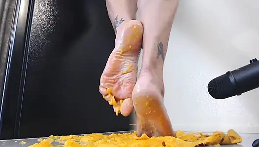 Asmr olgun ve çıplak ayakla sıkıştırma