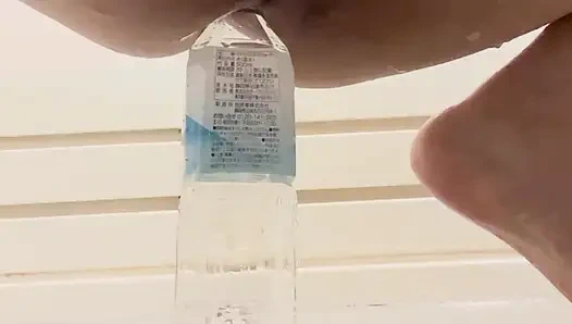 Anüs içine plastik şişe sokma