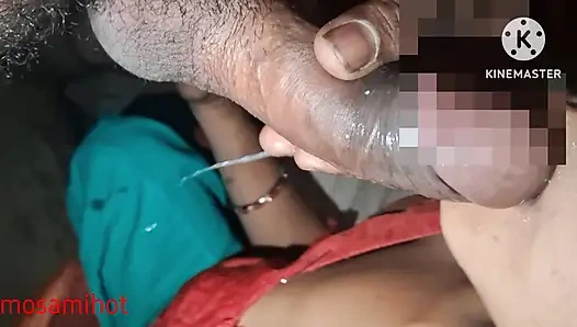 Köyün baldızı süte krem koyuyor ve arazinin ağzına koyuyor.