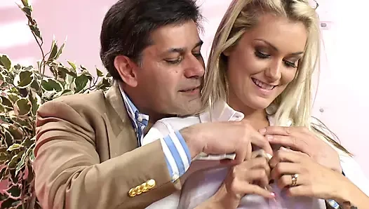 Bunun gibi azgın adamların şanslı olduğu ve prezervatifsiz tonlarca istekli kaltakla seks yaptığı ateşli prezervatifsiz sikiş sahnesi!