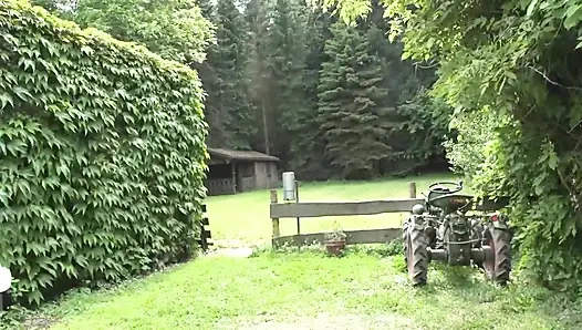 Hatun hatunlarla yarak emme, açık havada ve boşalma sikişi derlemesi