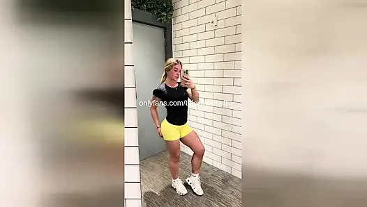 Ben canlı yayında fışkırtırken üvey babam içeri giriyor