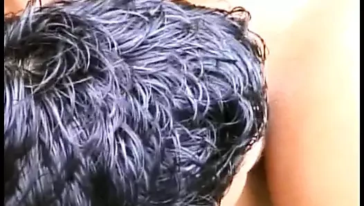 Büyük götlü genç ve güzel sarışın genç damızlığın büyük horozunu alır