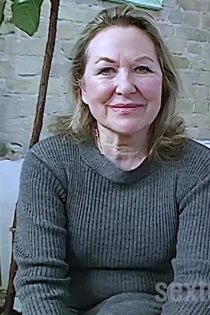 Возбужденная бабушка голая в ванной